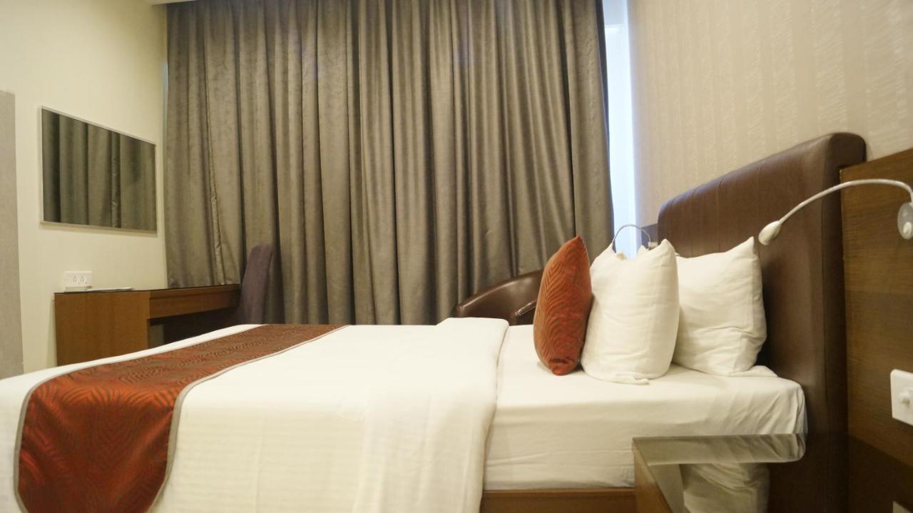 V 7 Hotel Chennai Room photo