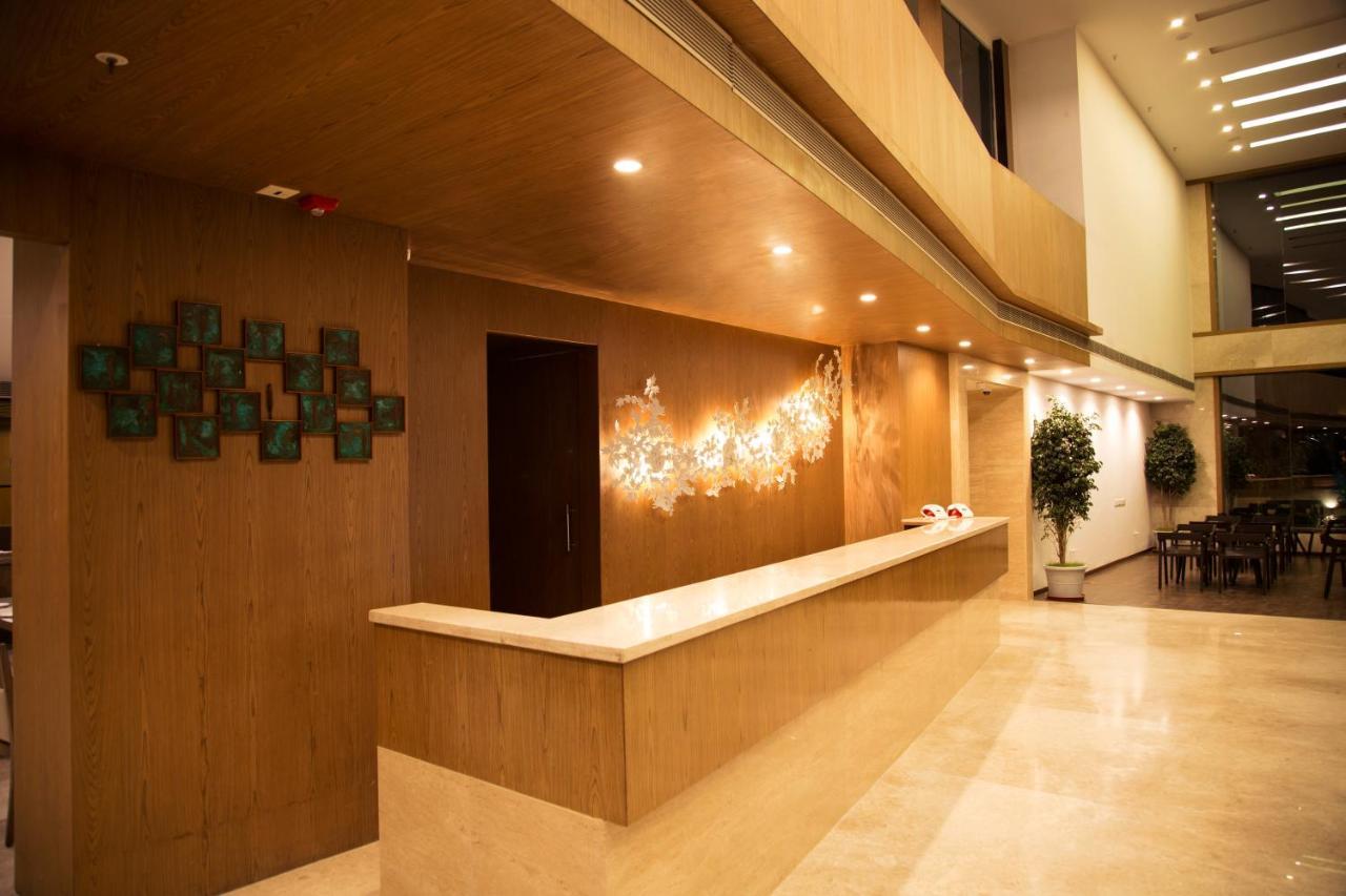 V 7 Hotel Chennai Exterior photo