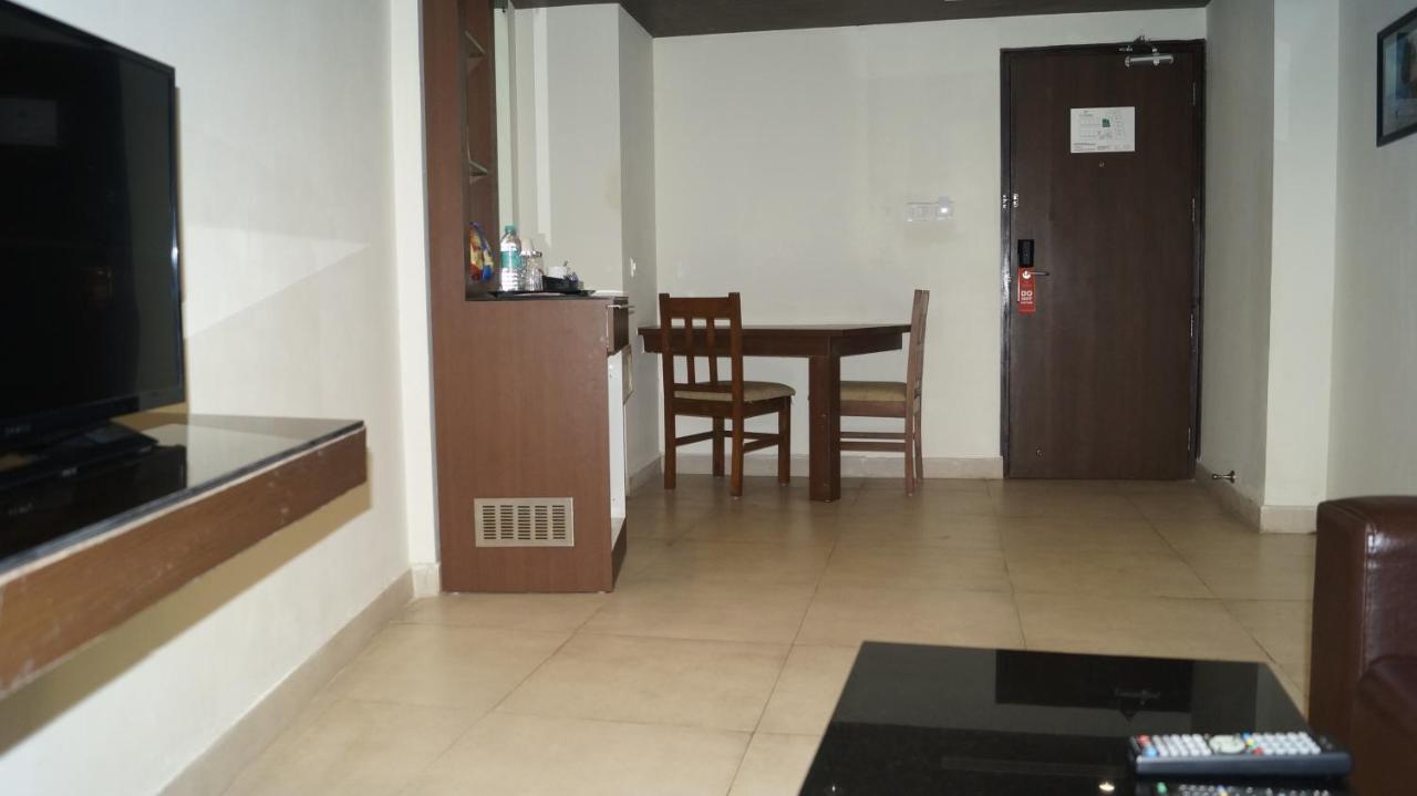 V 7 Hotel Chennai Exterior photo