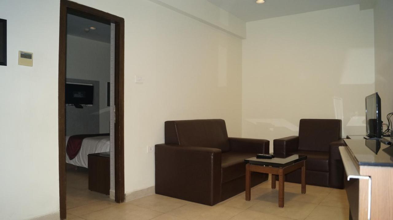 V 7 Hotel Chennai Exterior photo